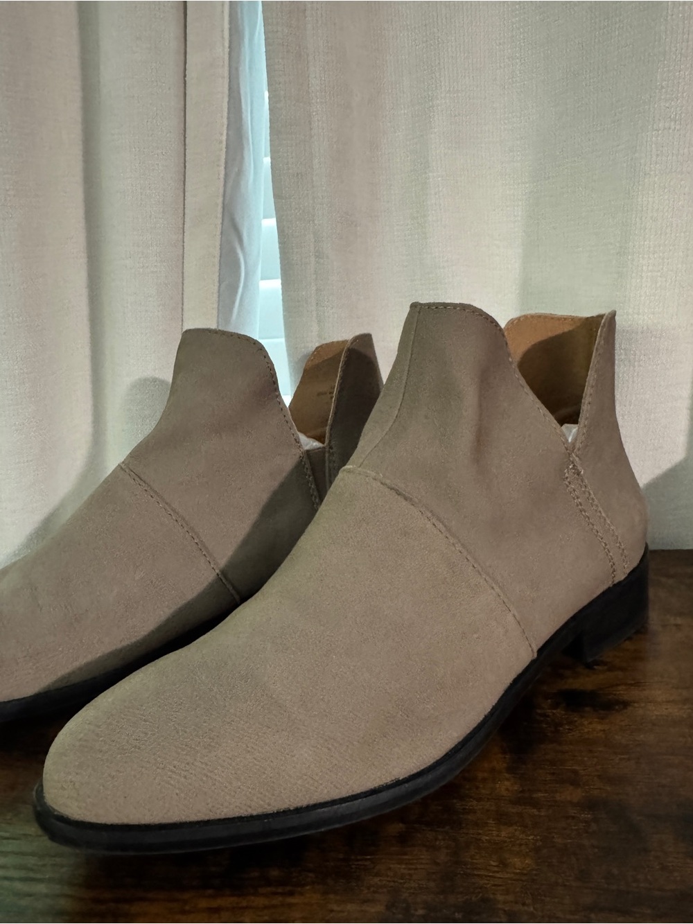 Lucky Brand Women's 8 Paramo Leather Taupe/Gray V-Cut Leather Suede Ankle Bootie - Picture 2 of 12